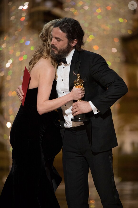 Casey Affleck reçoit l'Oscar du meilleur acteur pour le film 'Manchester by the Sea' sous les yeux de Brie Larson - le 26 février 2017