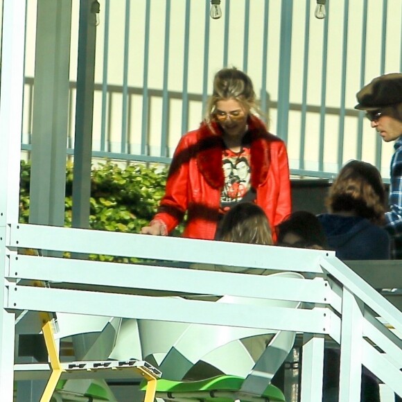 Exclusif - Ed Westwick et sa compagne Jessica Serfaty déjeunent à Los Angeles, le 20 janvier 2018.