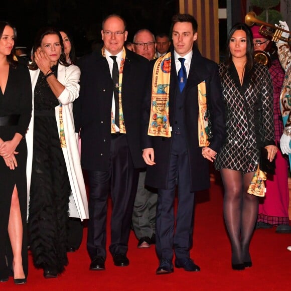 Pauline Ducruet, la princesse Stéphanie de Monaco, le prince Albert II de Monaco, Louis Ducruet et, derrière, sa compagne Marie et Robert Hossein lors de la soirée de remise des prix du 42ème Festival International du Cirque de Monte Carlo le 23 janvier 2018. © Bruno Bebert/Bestimage 