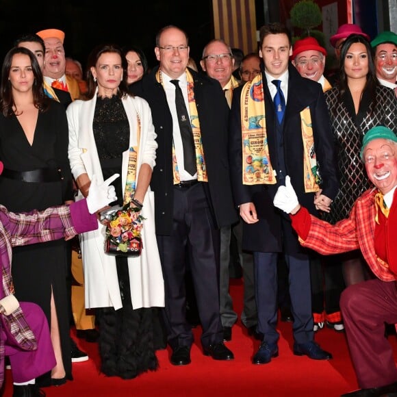 Pauline Ducruet, la princesse Stéphanie de Monaco, le prince Albert II de Monaco, Louis Ducruet et, derrière, sa compagne Marie et Robert Hossein lors de la soirée de remise des prix du 42ème Festival International du Cirque de Monte Carlo le 23 janvier 2018. © Bruno Bebert/Bestimage 