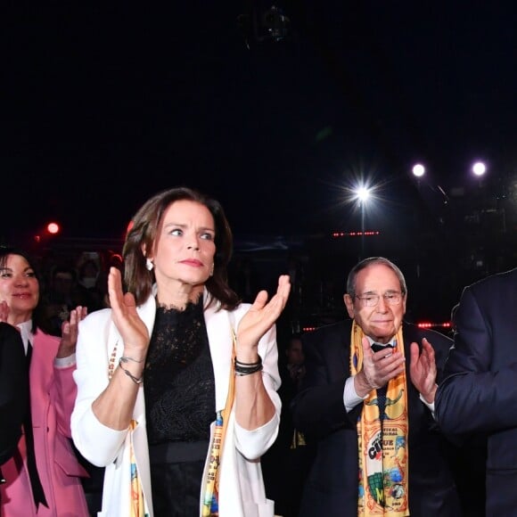 Pauline Ducruet, la princesse Stéphanie de Monaco, le prince Albert II de Monaco, Louis Ducruet et, derrière, sa compagne Marie et Robert Hossein lors de la soirée de remise des prix du 42ème Festival International du Cirque de Monte Carlo le 23 janvier 2018. © Bruno Bebert/Bestimage 