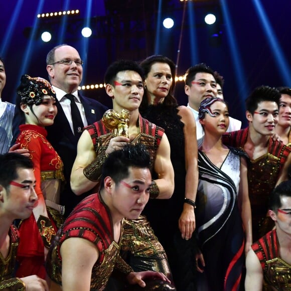 Le prince Albert II de Monaco et la princesse Stéphanie de Monaco ont remis un Clown d'Or à la Troupe Acrobatique de Shangai lors de la soirée de remise des prix du 42ème Festival International du Cirque de Monte Carlo le 23 janvier 2018. © Bruno Bebert/Bestimage