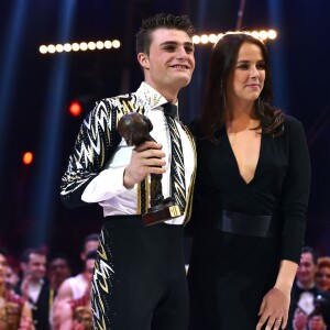 Pauline Ducruet remet un clown de bronze au jongleur Michael Ferreri lors de la soirée de remise des prix du 42ème Festival International du Cirque de Monte Carlo le 23 janvier 2018. © Bruno Bebert/Bestimage