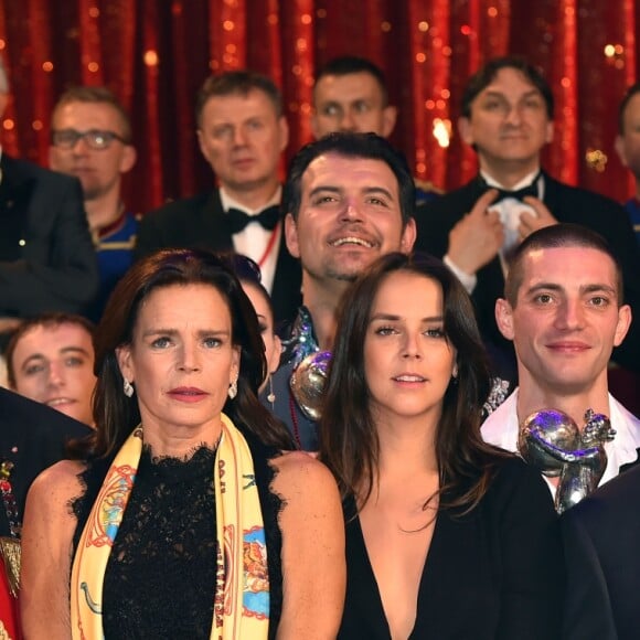 La princesse Stéphanie de Monaco et Pauline Ducruet entourées des artistes du Festival lors de la soirée de remise des prix du 42ème Festival International du Cirque de Monte Carlo le 23 janvier 2018. © Bruno Bebert/Bestimage