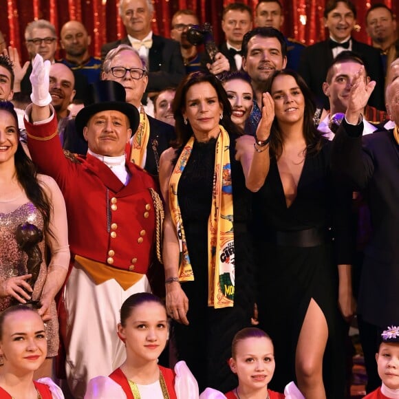 La princesse Stéphanie de Monaco et Pauline Ducruet entourées des artistes du Festival lors de la soirée de remise des prix du 42ème Festival International du Cirque de Monte Carlo le 23 janvier 2018. © Bruno Bebert/Bestimage