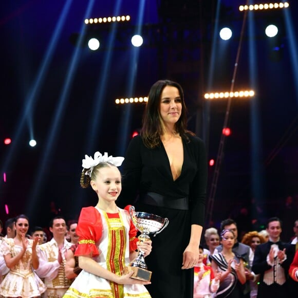 Pauline Ducruet remet la Coupe en mémoire de la princesse Antoinette qui récompense le plus jeune artiste du Festival, Arina Ivanova lors de la soirée de remise des prix du 42ème Festival International du Cirque de Monte Carlo le 23 janvier 2018. © Bruno Bebert/Bestimage