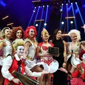 La princesse Stéphanie de Monaco remet la Mention Spéciale du Jury à la Troupe Bingo lors de la soirée de remise des prix du 42ème Festival International du Cirque de Monte Carlo le 23 janvier 2018. © Bruno Bebert/Bestimage