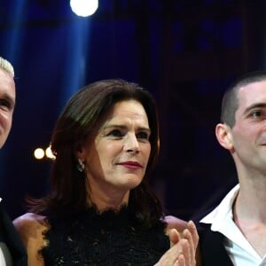 La princesse Stéphanie de Monaco remet un Clown d'Argent au duo Balance pour un numéro de Main à Main lors de la soirée de remise des prix du 42ème Festival International du Cirque de Monte Carlo le 23 janvier 2018. © Bruno Bebert/Bestimage