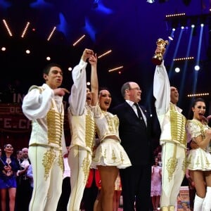 Le prince Albert II de Monaco et la princesse Stéphanie de Monaco ont remis un Clown d'Or à Merrylu et Jozseph Richter lors de la soirée de remise des prix du 42e Festival International du Cirque de Monte Carlo le 23 janvier 2018. © Bruno Bebert/Bestimage