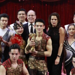 Le prince Albert II de Monaco et la princesse Stéphanie de Monaco remettent un Clown d'Or à la Troupe Acrobatique de Shangai lors de la soirée de remise des prix du 42ème Festival International du Cirque de Monte Carlo le 23 janvier 2018. © Claudia Albuquerque/Bestimage