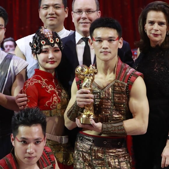 Le prince Albert II de Monaco et la princesse Stéphanie de Monaco remettent un Clown d'Or à la Troupe Acrobatique de Shangai lors de la soirée de remise des prix du 42ème Festival International du Cirque de Monte Carlo le 23 janvier 2018. © Claudia Albuquerque/Bestimage