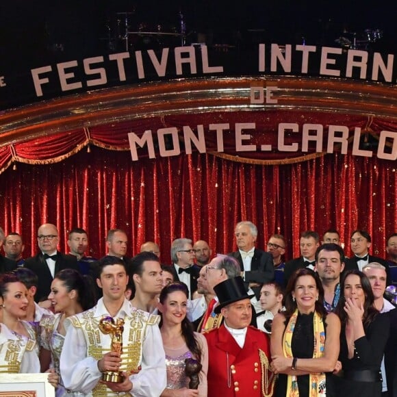 La princesse Stéphanie de Monaco et Pauline Ducruet entourées des artistes du Festival lors de la soirée de remise des prix du 42ème Festival International du Cirque de Monte Carlo le 23 janvier 2018. © Bruno Bebert/Bestimage