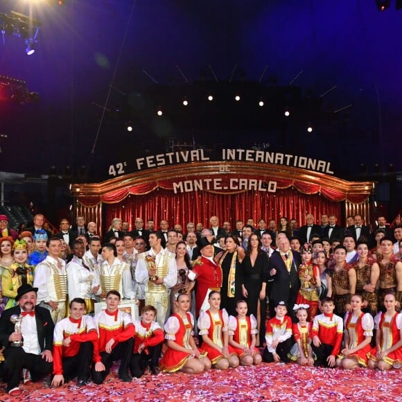 La princesse Stéphanie de Monaco et Pauline Ducruet entourées des artistes du Festival lors de la soirée de remise des prix du 42ème Festival International du Cirque de Monte Carlo le 23 janvier 2018. © Bruno Bebert/Bestimage