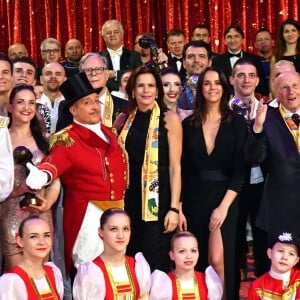 La princesse Stéphanie de Monaco et Pauline Ducruet entourées des artistes du Festival lors de la soirée de remise des prix du 42ème Festival International du Cirque de Monte Carlo le 23 janvier 2018. © Bruno Bebert/Bestimage