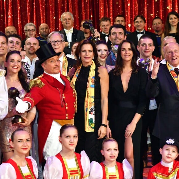 La princesse Stéphanie de Monaco et Pauline Ducruet entourées des artistes du Festival lors de la soirée de remise des prix du 42ème Festival International du Cirque de Monte Carlo le 23 janvier 2018. © Bruno Bebert/Bestimage