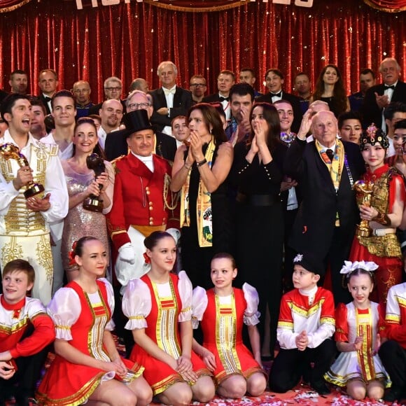 La princesse Stéphanie de Monaco et Pauline Ducruet entourées des artistes du Festival lors de la soirée de remise des prix du 42ème Festival International du Cirque de Monte Carlo le 23 janvier 2018. © Bruno Bebert/Bestimage