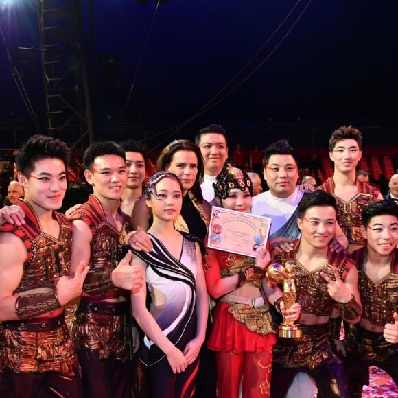 La princesse Stéphanie de Monaco entourée de la Troupe Acrobatique de Shangai lors de la soirée de remise des prix du 42ème Festival International du Cirque de Monte Carlo le 23 janvier 2018. © Bruno Bebert/Bestimage