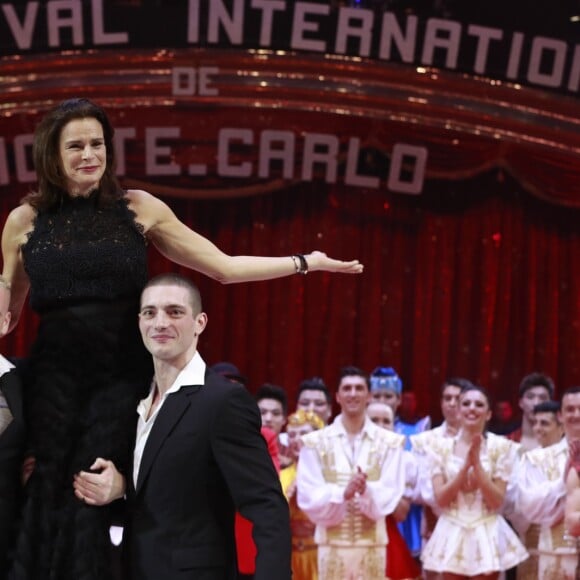 La princesse Stéphanie de Monaco remet un Clown d'Argent au duo Balance pour un numéro de Main à Main lors de la soirée de remise des prix du 42ème Festival International du Cirque de Monte Carlo le 23 janvier 2018. © Claudia Albuquerque/Bestimage