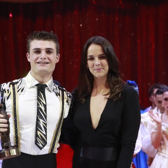 Pauline Ducruet remet un clown de bronze au jongleur Michael Ferreri - Soirée de remise des prix du 42ème Festival International du Cirque de Monte Carlo le 23 janvier 2018. © Claudia Albuquerque/Bestimage