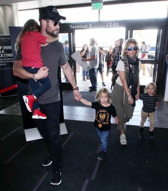 Chris Hemsworth, Elsa Pataky et leurs enfants Tristan, India Rose et Sasha Hemsworth à Los Angeles. Le 17 octobre 2017.