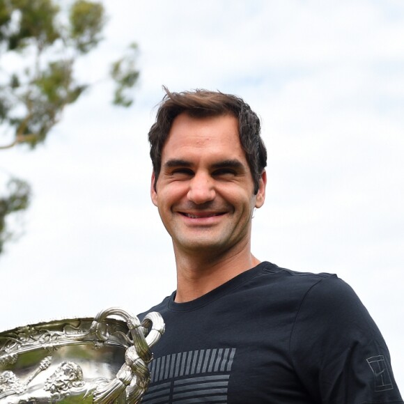 Roger Federer a remporté son 20e titre du Grand Chelem en battant Martin Cilic à l'Open d'Australie et pose avec son trophée à Melbourne le 29 janvier 2018.