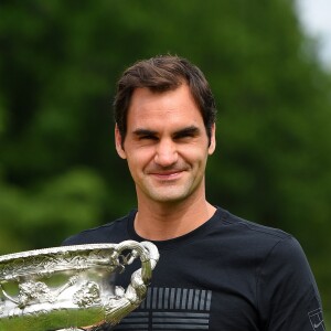 Roger Federer a remporté son 20e titre du Grand Chelem en battant Martin Cilic à l'Open d'Australie et pose avec son trophée à Melbourne le 29 janvier 2018.
