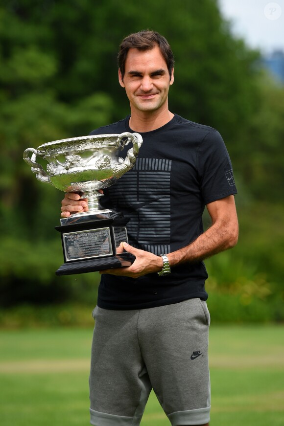 Roger Federer a remporté son 20e titre du Grand Chelem en battant Martin Cilic à l'Open d'Australie et pose avec son trophée à Melbourne le 29 janvier 2018.