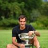 Roger Federer a remporté son 20e titre du Grand Chelem en battant Martin Cilic à l'Open d'Australie et pose avec son trophée à Melbourne le 29 janvier 2018.