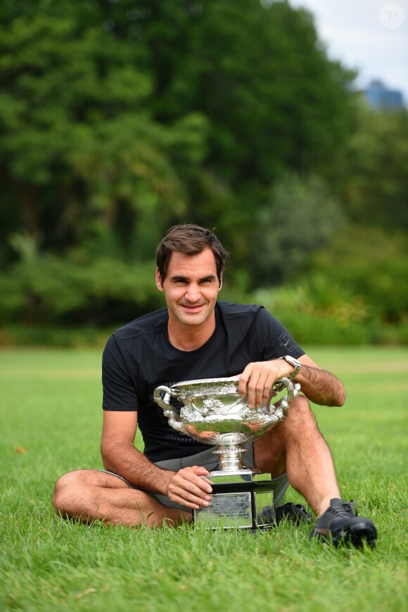 Roger Federer a remporté son 20e titre du Grand Chelem en battant Martin Cilic à l'Open d'Australie et pose avec son trophée à Melbourne le 29 janvier 2018.