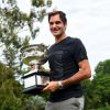 Roger Federer a remporté son 20e titre du Grand Chelem en battant Martin Cilic à l'Open d'Australie et pose avec son trophée à Melbourne le 29 janvier 2018.