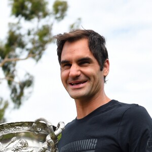 Roger Federer a remporté son 20e titre du Grand Chelem en battant Martin Cilic à l'Open d'Australie et pose avec son trophée à Melbourne le 29 janvier 2018.