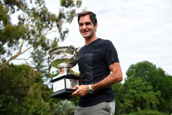Roger Federer a remporté son 20e titre du Grand Chelem en battant Martin Cilic à l'Open d'Australie et pose avec son trophée à Melbourne le 29 janvier 2018.