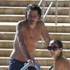 Exclusif - Chris Cornell (chanteur du groupe Soundgarden) et sa femme Vicky Karayiannis se baignent en piscine à Miami le 7 février 2014.