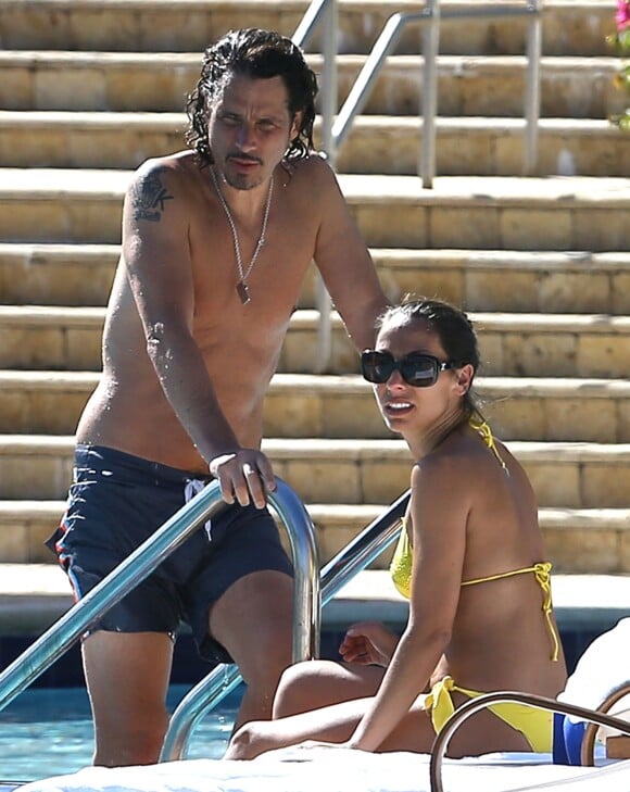 Exclusif - Chris Cornell (chanteur du groupe Soundgarden) et sa femme Vicky Karayiannis se baignent en piscine à Miami le 7 février 2014.