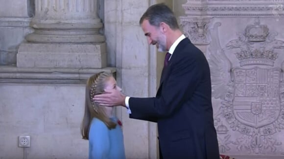 Le roi Felipe VI d'Espagne a remis le 30 janvier 2018, jour de son 50e anniversaire, les insignes de l'Ordre de la Toison d'or à sa fille et héritière la princesse Leonor des Asturies, au cours d'une cérémonie au palais royal à Madrid.