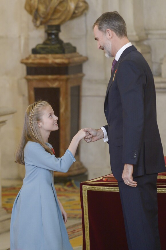 La princesse Leonor fait la révérence - sa première révérence en public - à son père le roi. Le roi Felipe VI d'Espagne a remis le 30 janvier 2018, jour de son 50e anniversaire, le collier et les insignes de l'Ordre de la Toison d'or à sa fille aînée et héritière la princesse Leonor des Asturies, 12 ans, au palais royal à Madrid, en présence notamment de la reine Letizia, l'infante Sofia, le roi Juan Carlos Ier et la reine Sofia, l'infante Elena ou encore Paloma Rocasolano et Jesus Ortiz.