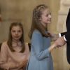 Le roi Felipe VI d'Espagne a remis le 30 janvier 2018, jour de son 50e anniversaire, le collier et les insignes de l'Ordre de la Toison d'or à sa fille aînée et héritière la princesse Leonor des Asturies, 12 ans, au palais royal à Madrid, en présence notamment de la reine Letizia, l'infante Sofia, le roi Juan Carlos Ier et la reine Sofia, l'infante Elena ou encore Paloma Rocasolano et Jesus Ortiz.