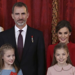 Le roi Felipe VI d'Espagne a remis le 30 janvier 2018, jour de son 50e anniversaire, le collier et les insignes de l'Ordre de la Toison d'or à sa fille aînée et héritière la princesse Leonor des Asturies, 12 ans, au palais royal à Madrid, en présence notamment de la reine Letizia, l'infante Sofia, le roi Juan Carlos Ier et la reine Sofia, l'infante Elena ou encore Paloma Rocasolano et Jesus Ortiz.