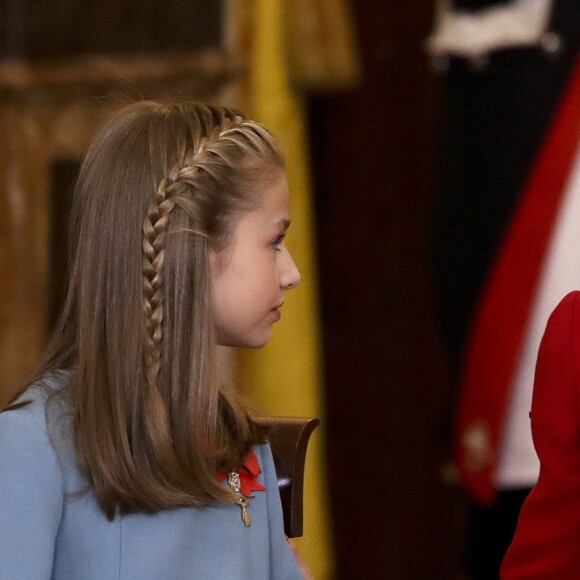 Le roi Felipe VI d'Espagne a remis le 30 janvier 2018, jour de son 50e anniversaire, le collier et les insignes de l'Ordre de la Toison d'or à sa fille aînée et héritière la princesse Leonor des Asturies, 12 ans, au palais royal à Madrid, en présence notamment de la reine Letizia, l'infante Sofia, le roi Juan Carlos Ier et la reine Sofia, l'infante Elena ou encore Paloma Rocasolano et Jesus Ortiz.