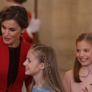 Le roi Felipe VI d'Espagne a remis le 30 janvier 2018, jour de son 50e anniversaire, le collier et les insignes de l'Ordre de la Toison d'or à sa fille aînée et héritière la princesse Leonor des Asturies, 12 ans, au palais royal à Madrid, en présence notamment de la reine Letizia, l'infante Sofia, le roi Juan Carlos Ier et la reine Sofia, l'infante Elena ou encore Paloma Rocasolano et Jesus Ortiz.