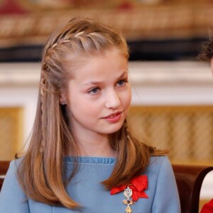 Le roi Felipe VI d'Espagne a remis le 30 janvier 2018, jour de son 50e anniversaire, le collier et les insignes de l'Ordre de la Toison d'or à sa fille aînée et héritière la princesse Leonor des Asturies, 12 ans, au palais royal à Madrid, en présence notamment de la reine Letizia, l'infante Sofia, le roi Juan Carlos Ier et la reine Sofia, l'infante Elena ou encore Paloma Rocasolano et Jesus Ortiz.