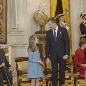 Le roi Felipe VI d'Espagne a remis le 30 janvier 2018, jour de son 50e anniversaire, le collier et les insignes de l'Ordre de la Toison d'or à sa fille aînée et héritière la princesse Leonor des Asturies, 12 ans, au palais royal à Madrid, en présence notamment de la reine Letizia, l'infante Sofia, le roi Juan Carlos Ier et la reine Sofia, l'infante Elena ou encore Paloma Rocasolano et Jesus Ortiz.