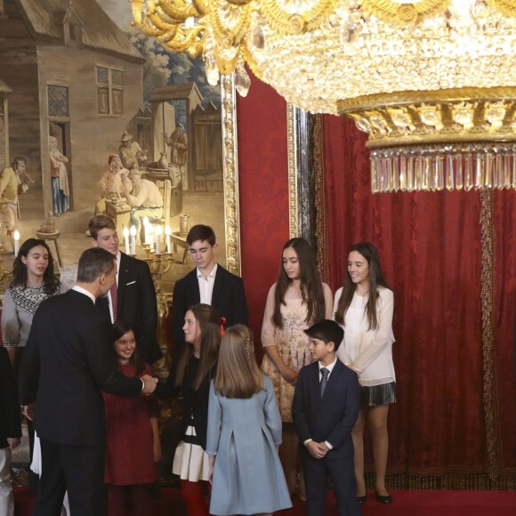 Le roi Felipe VI d'Espagne a remis le 30 janvier 2018, jour de son 50e anniversaire, le collier et les insignes de l'Ordre de la Toison d'or à sa fille aînée et héritière la princesse Leonor des Asturies, 12 ans, au palais royal à Madrid, en présence notamment de la reine Letizia, l'infante Sofia, le roi Juan Carlos Ier et la reine Sofia, l'infante Elena ou encore Paloma Rocasolano et Jesus Ortiz.