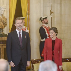 Le roi Felipe VI d'Espagne a remis le 30 janvier 2018, jour de son 50e anniversaire, le collier et les insignes de l'Ordre de la Toison d'or à sa fille aînée et héritière la princesse Leonor des Asturies, 12 ans, au palais royal à Madrid, en présence notamment de la reine Letizia, l'infante Sofia, le roi Juan Carlos Ier et la reine Sofia, l'infante Elena ou encore Paloma Rocasolano et Jesus Ortiz.