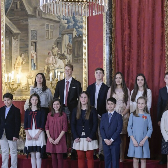 Le roi Felipe VI d'Espagne a remis le 30 janvier 2018, jour de son 50e anniversaire, le collier et les insignes de l'Ordre de la Toison d'or à sa fille aînée et héritière la princesse Leonor des Asturies, 12 ans, au palais royal à Madrid, en présence notamment de la reine Letizia, l'infante Sofia, le roi Juan Carlos Ier et la reine Sofia, l'infante Elena ou encore Paloma Rocasolano et Jesus Ortiz.