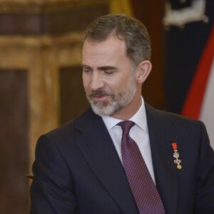 Le roi Felipe VI d'Espagne a remis le 30 janvier 2018, jour de son 50e anniversaire, le collier et les insignes de l'Ordre de la Toison d'or à sa fille aînée et héritière la princesse Leonor des Asturies, 12 ans, au palais royal à Madrid, en présence notamment de la reine Letizia, l'infante Sofia, le roi Juan Carlos Ier et la reine Sofia, l'infante Elena ou encore Paloma Rocasolano et Jesus Ortiz.