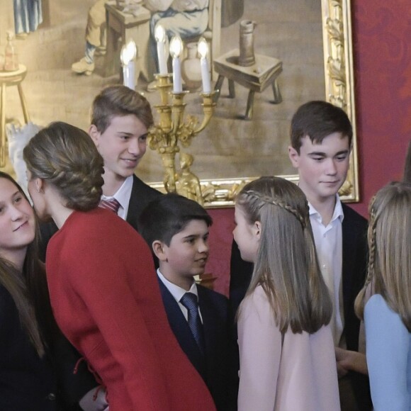 Le roi Felipe VI d'Espagne a remis le 30 janvier 2018, jour de son 50e anniversaire, le collier et les insignes de l'Ordre de la Toison d'or à sa fille aînée et héritière la princesse Leonor des Asturies, 12 ans, au palais royal à Madrid, en présence notamment de la reine Letizia, l'infante Sofia, le roi Juan Carlos Ier et la reine Sofia, l'infante Elena ou encore Paloma Rocasolano et Jesus Ortiz.