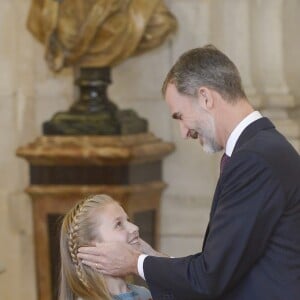 Le roi Felipe VI d'Espagne a remis le 30 janvier 2018, jour de son 50e anniversaire, le collier et les insignes de l'Ordre de la Toison d'or à sa fille aînée et héritière la princesse Leonor des Asturies, 12 ans, au palais royal à Madrid, en présence notamment de la reine Letizia, l'infante Sofia, le roi Juan Carlos Ier et la reine Sofia, l'infante Elena ou encore Paloma Rocasolano et Jesus Ortiz.