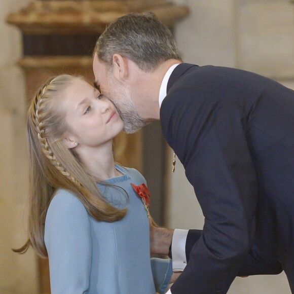 Le roi Felipe VI d'Espagne a remis le 30 janvier 2018, jour de son 50e anniversaire, le collier et les insignes de l'Ordre de la Toison d'or à sa fille aînée et héritière la princesse Leonor des Asturies, 12 ans, au palais royal à Madrid, en présence notamment de la reine Letizia, l'infante Sofia, le roi Juan Carlos Ier et la reine Sofia, l'infante Elena ou encore Paloma Rocasolano et Jesus Ortiz.