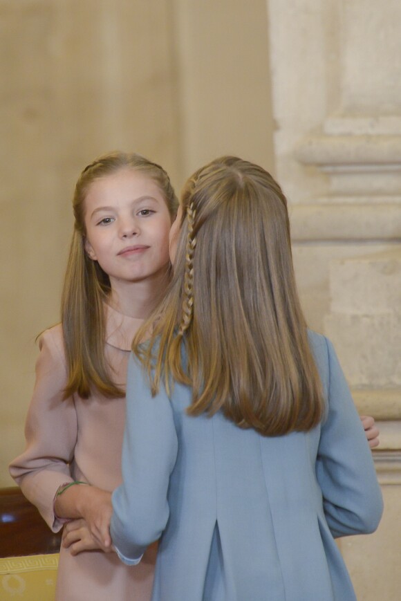 Le roi Felipe VI d'Espagne a remis le 30 janvier 2018, jour de son 50e anniversaire, le collier et les insignes de l'Ordre de la Toison d'or à sa fille aînée et héritière la princesse Leonor des Asturies, 12 ans, qui embrasse ici sa soeur l'infante Sofia, au palais royal à Madrid, en présence notamment de la reine Letizia, l'infante Sofia, le roi Juan Carlos Ier et la reine Sofia, l'infante Elena ou encore Paloma Rocasolano et Jesus Ortiz.